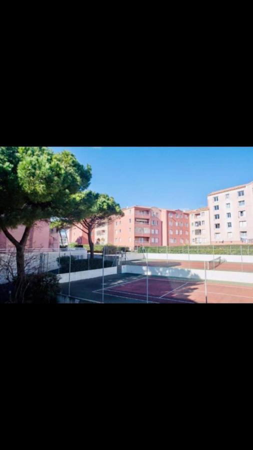 Grand Bord De Piscine